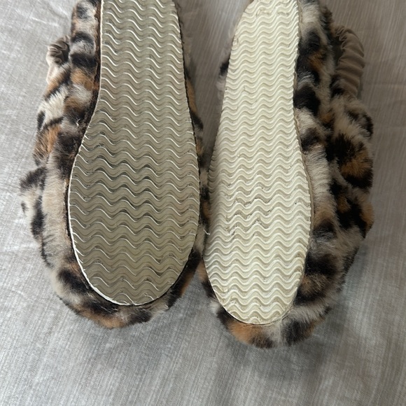 Furry cheetah slippers girls size 3 - Picture 2 of 3